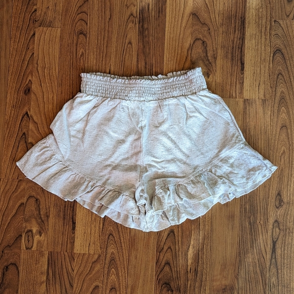 LA MIEL Pants - NWOT la miel Ruffle Bottom Shorts in Oatmeal, Size Small